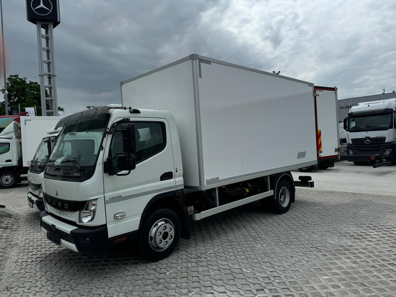 Mitsubishi Canter FUSO 70C18 Isotherm Koffer - Camión isotérmico: foto 2 Mitsubishi Canter FUSO 70C18 Isotherm Koffer - Camión isotérmico: foto 2