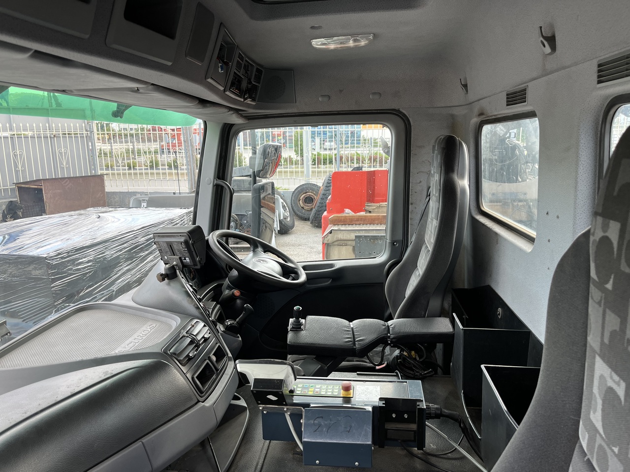 Cabina e interior para Camión SHORT CAB ACTROS MP2 RHD: foto 9 Cabina e interior para Camión SHORT CAB ACTROS MP2 RHD: foto 9