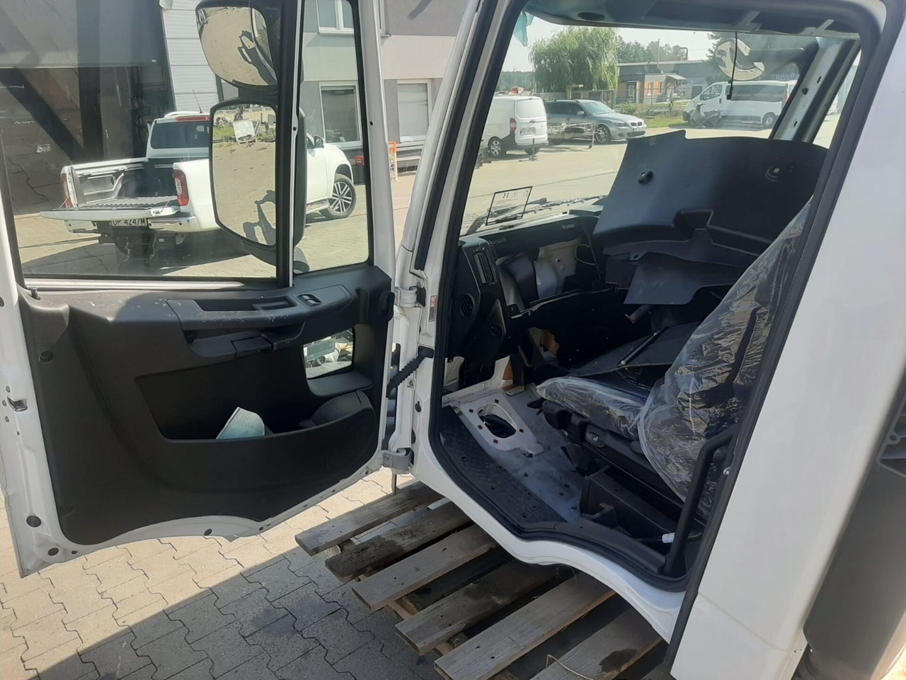 IVECO EUROCARGO 150-280 EURO 5-6 CABINE 4X4 NIEUW HANDMATIG 000135 - Cabina para Camión: foto 2 IVECO EUROCARGO 150-280 EURO 5-6 CABINE 4X4 NIEUW HANDMATIG 000135 - Cabina para Camión: foto 2