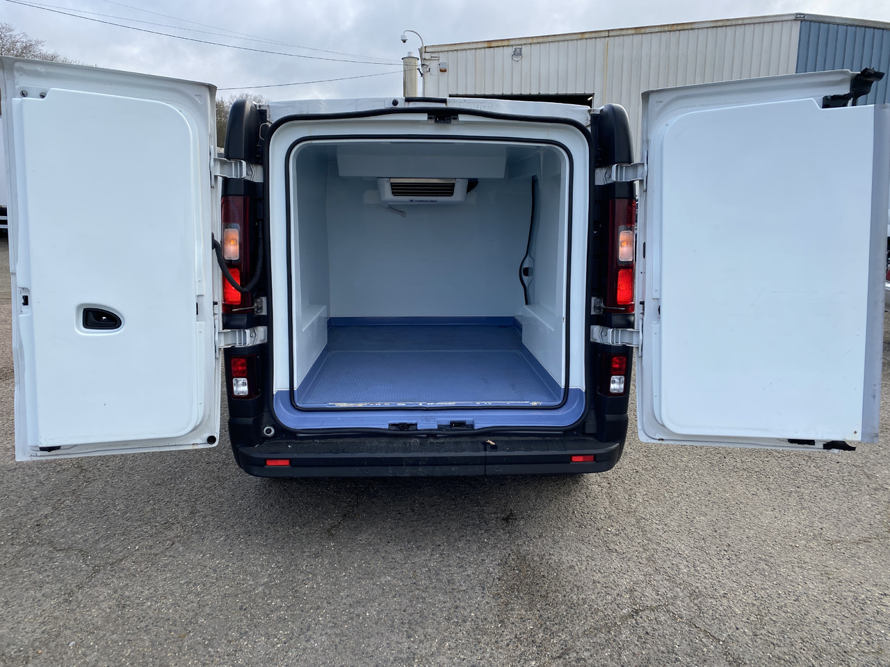 RENAULT TRAFIC FRIGORIFIQUE PORTE LATERALE - Furgoneta frigorifica: foto 5 RENAULT TRAFIC FRIGORIFIQUE PORTE LATERALE - Furgoneta frigorifica: foto 5