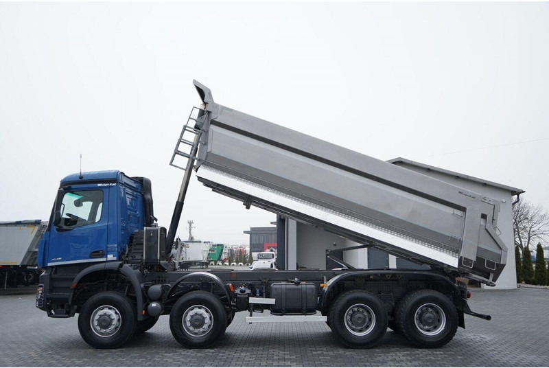 Mercedes-Benz ACTROS 4145 / 8X8 / WYWROTKA TYLNOZSYPOWA / KH-KIPPER 6 M / AUTO - Camión volquete: foto 2 Mercedes-Benz ACTROS 4145 / 8X8 / WYWROTKA TYLNOZSYPOWA / KH-KIPPER 6 M / AUTO - Camión volquete: foto 2