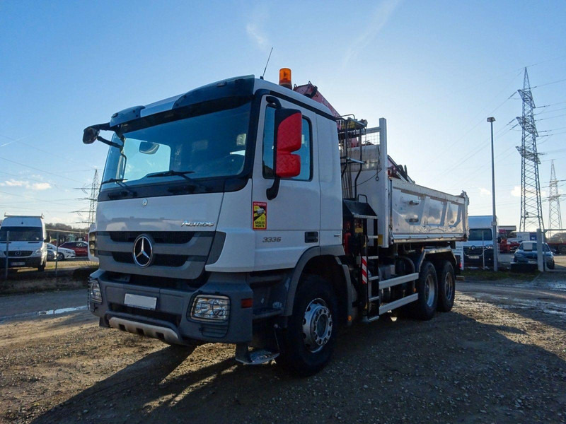 Mercedes-Benz Actros 3336 6x4 Three sided Tipper + Crane FASSI F155A.0.22 - Camión volquete, Camión grúa: foto 1 Mercedes-Benz Actros 3336 6x4 Three sided Tipper + Crane FASSI F155A.0.22 - Camión volquete, Camión grúa: foto 1
