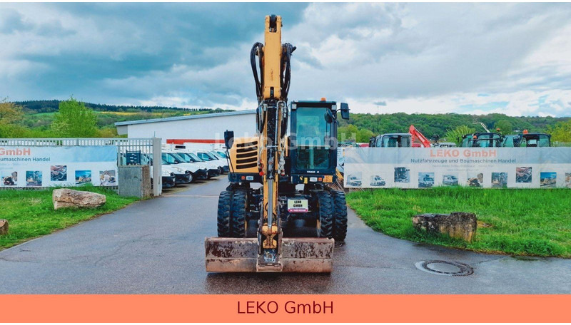 Yanmar B 95W Mit Drei Löffeln und Ein Hammer - Excavadora de ruedas: foto 2 Yanmar B 95W Mit Drei Löffeln und Ein Hammer - Excavadora de ruedas: foto 2