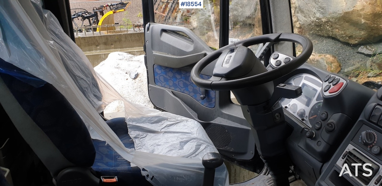 Foto del interior 1: Camión caja abierta Iveco ML 75