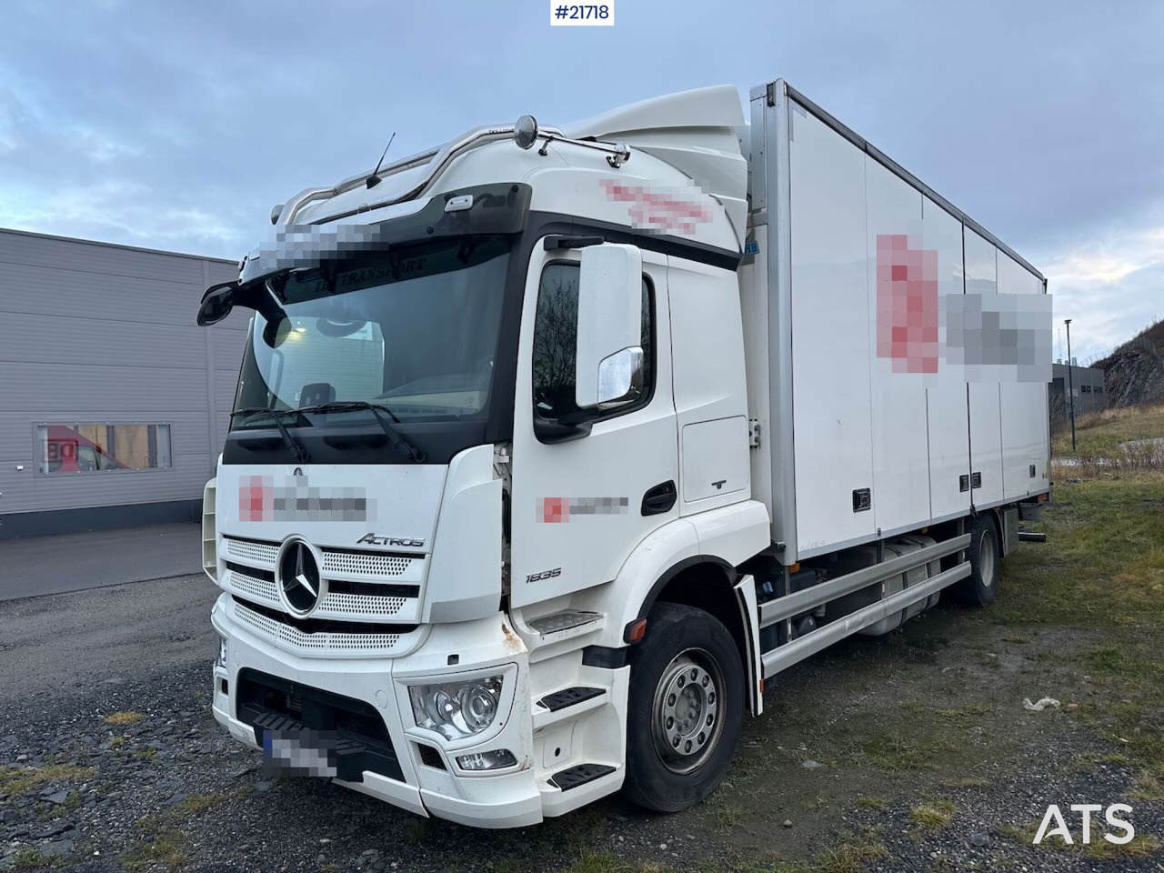 Mercedes Actros 1835 skapbil m/ Full sideåpning, aggregat, lift og 2 sett dekk - Camión caja cerrada: foto 1 Mercedes Actros 1835 skapbil m/ Full sideåpning, aggregat, lift og 2 sett dekk - Camión caja cerrada: foto 1
