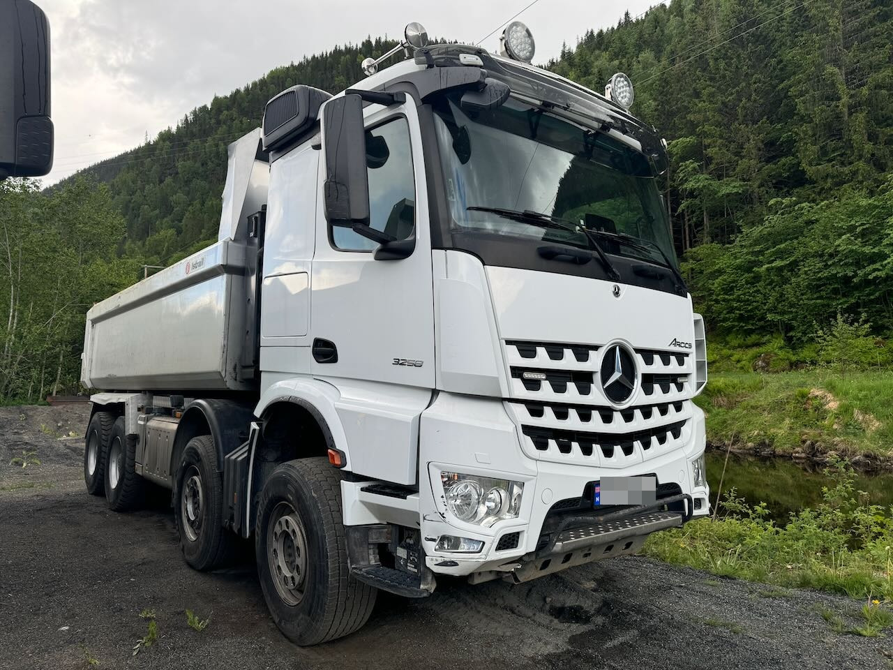 Mercedes Arocs 3258 - Camión volquete: foto 1 Mercedes Arocs 3258 - Camión volquete: foto 1
