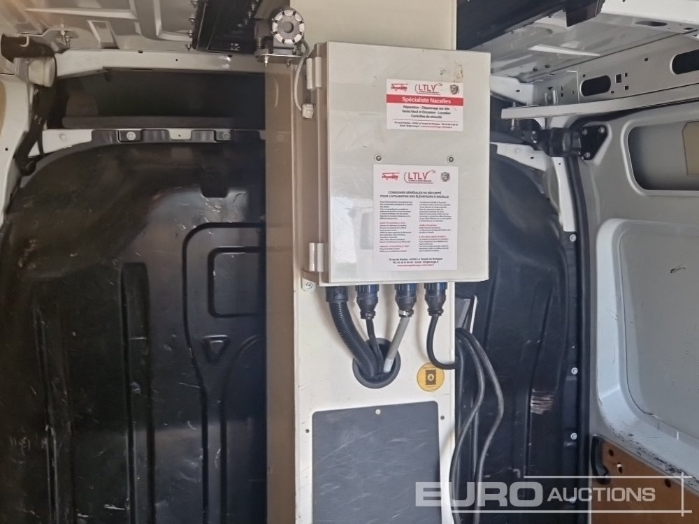 Camión con plataforma elevadora 2019 Renault Master: foto 23