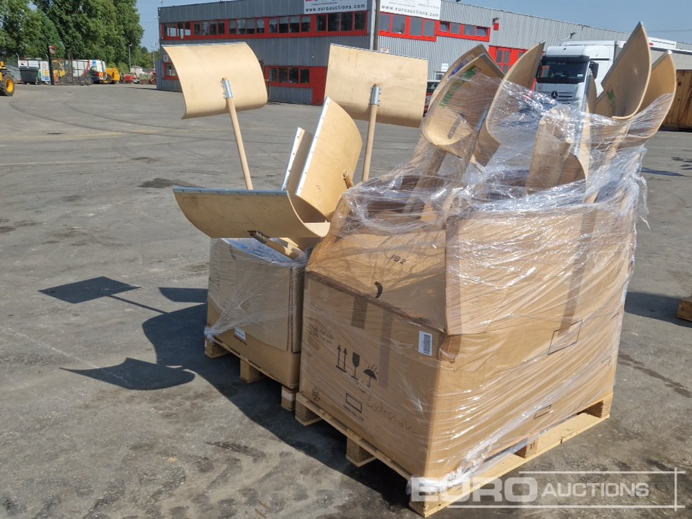 Pallet of Assorted Snow Shovels (Approx 160 of) (2 of) - Equipo de construcción: foto 1 Pallet of Assorted Snow Shovels (Approx 160 of) (2 of) - Equipo de construcción: foto 1