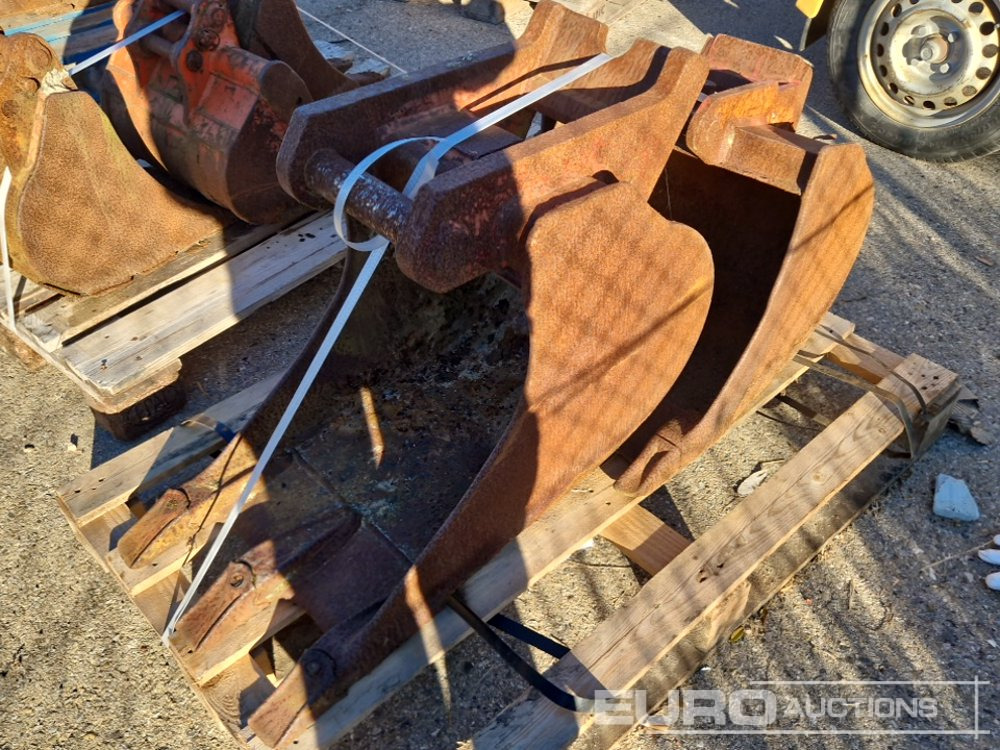 Pallet of Digging Buckets (3 of) - Equipo de construcción: foto 1 Pallet of Digging Buckets (3 of) - Equipo de construcción: foto 1