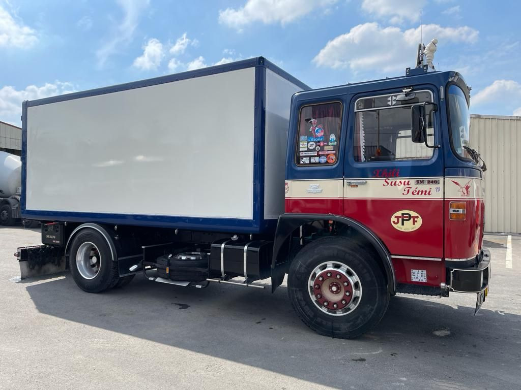 Camion SAVIEM SM 240 - Camión caja cerrada: foto 2 Camion SAVIEM SM 240 - Camión caja cerrada: foto 2
