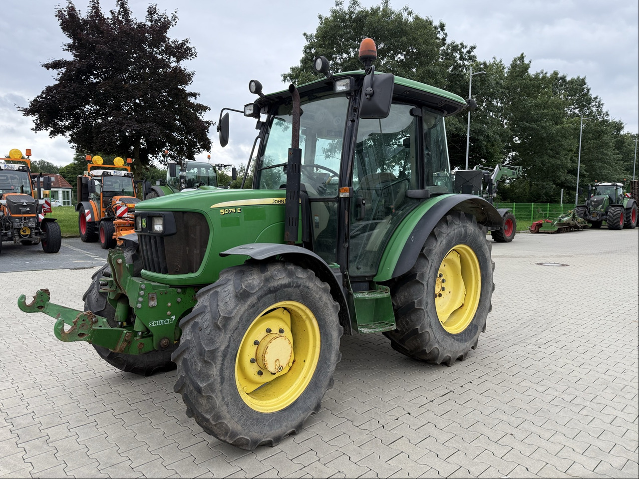 John Deere 5075E - Tractor: foto 1 John Deere 5075E - Tractor: foto 1