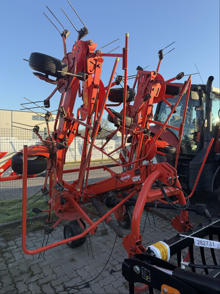 Kuhn Heuwender GF 8702 - Henificadora: foto 1 Kuhn Heuwender GF 8702 - Henificadora: foto 1