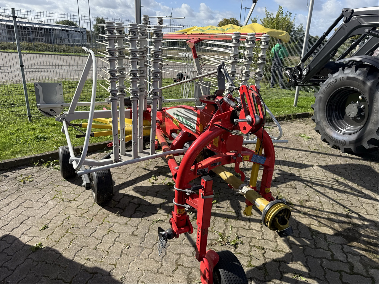 Pöttinger TOP 422 Einkreiselschwader - Henificadora: foto 1 Pöttinger TOP 422 Einkreiselschwader - Henificadora: foto 1