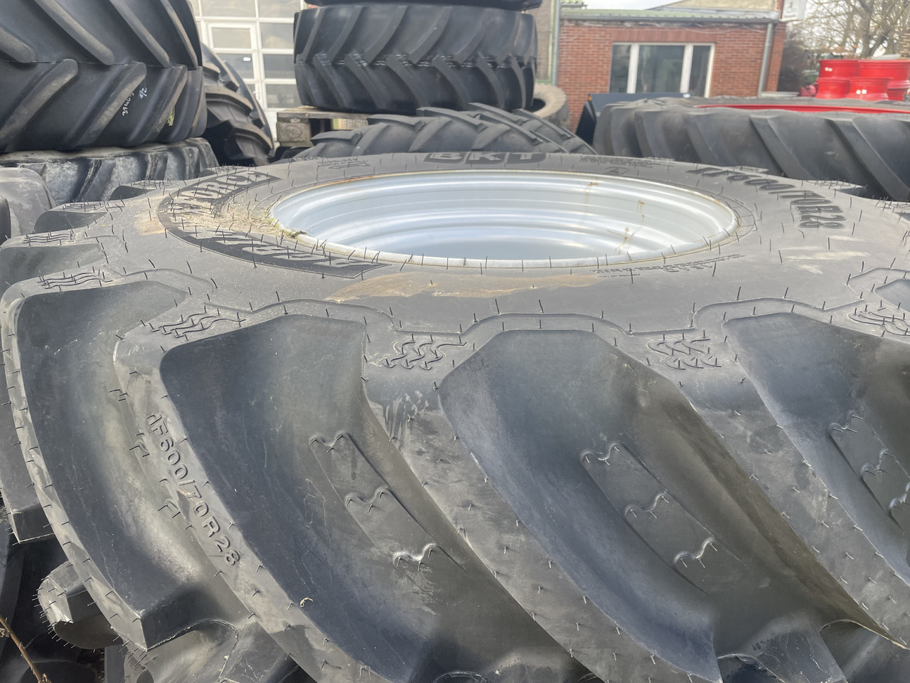 Trelleborg BKT IF 600/70R28 - Neumáticos y llantas: foto 1 Trelleborg BKT IF 600/70R28 - Neumáticos y llantas: foto 1