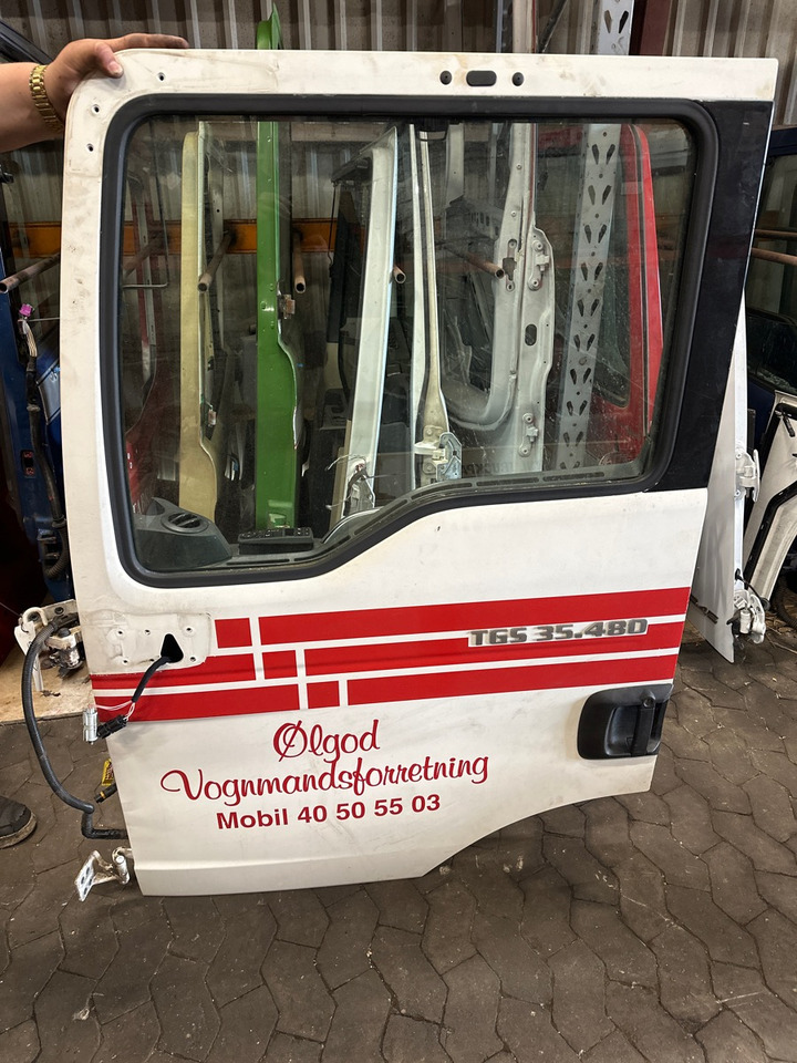 MAN LEFT DOOR 81.62600-4131 - Cabina e interior para Camión: foto 1 MAN LEFT DOOR 81.62600-4131 - Cabina e interior para Camión: foto 1