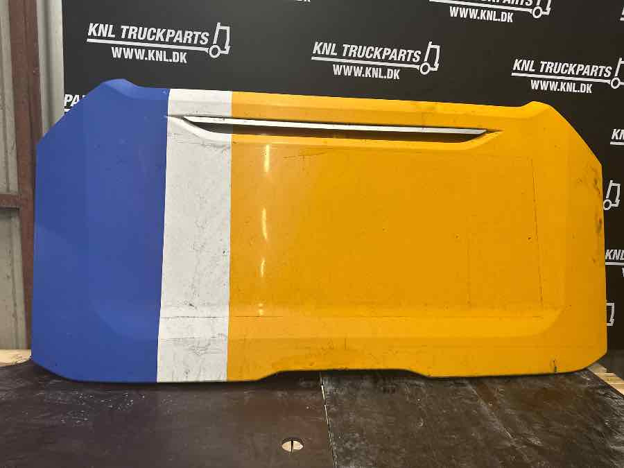 VOLVO BUS BACK END DOOR 21896008 - Puerta y piezas para Autobús: foto 1 VOLVO BUS BACK END DOOR 21896008 - Puerta y piezas para Autobús: foto 1