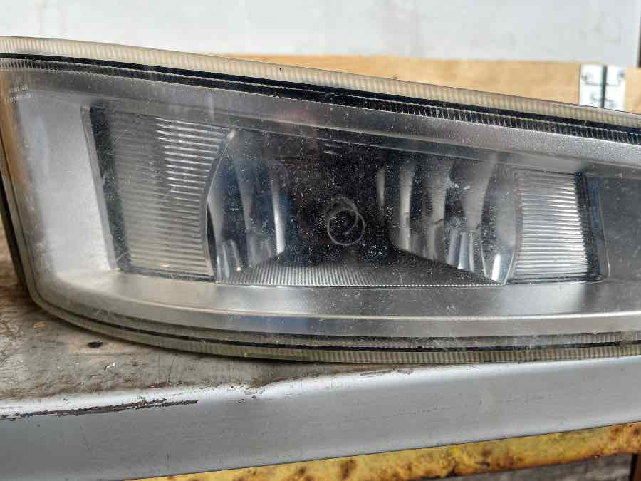 VOLVO FOG LAMP 22332592 RH - Luz/ Iluminación para Camión: foto 4 VOLVO FOG LAMP 22332592 RH - Luz/ Iluminación para Camión: foto 4