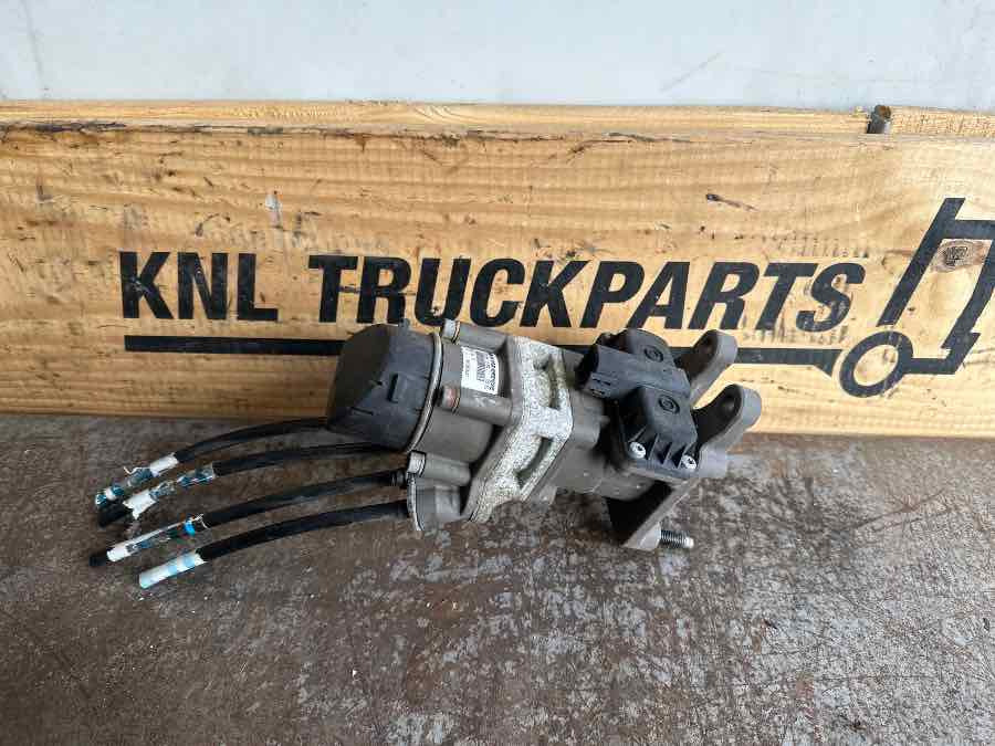 VOLVO FOOT BRAKE VALVE 21390592 - Válvula de freno para Camión: foto 1 VOLVO FOOT BRAKE VALVE 21390592 - Válvula de freno para Camión: foto 1