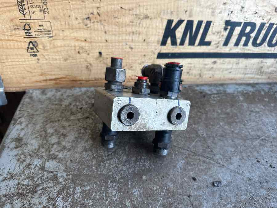 VOLVO HYDRAULIC VALVE 2145813 - Hidráulica para Camión: foto 3 VOLVO HYDRAULIC VALVE 2145813 - Hidráulica para Camión: foto 3
