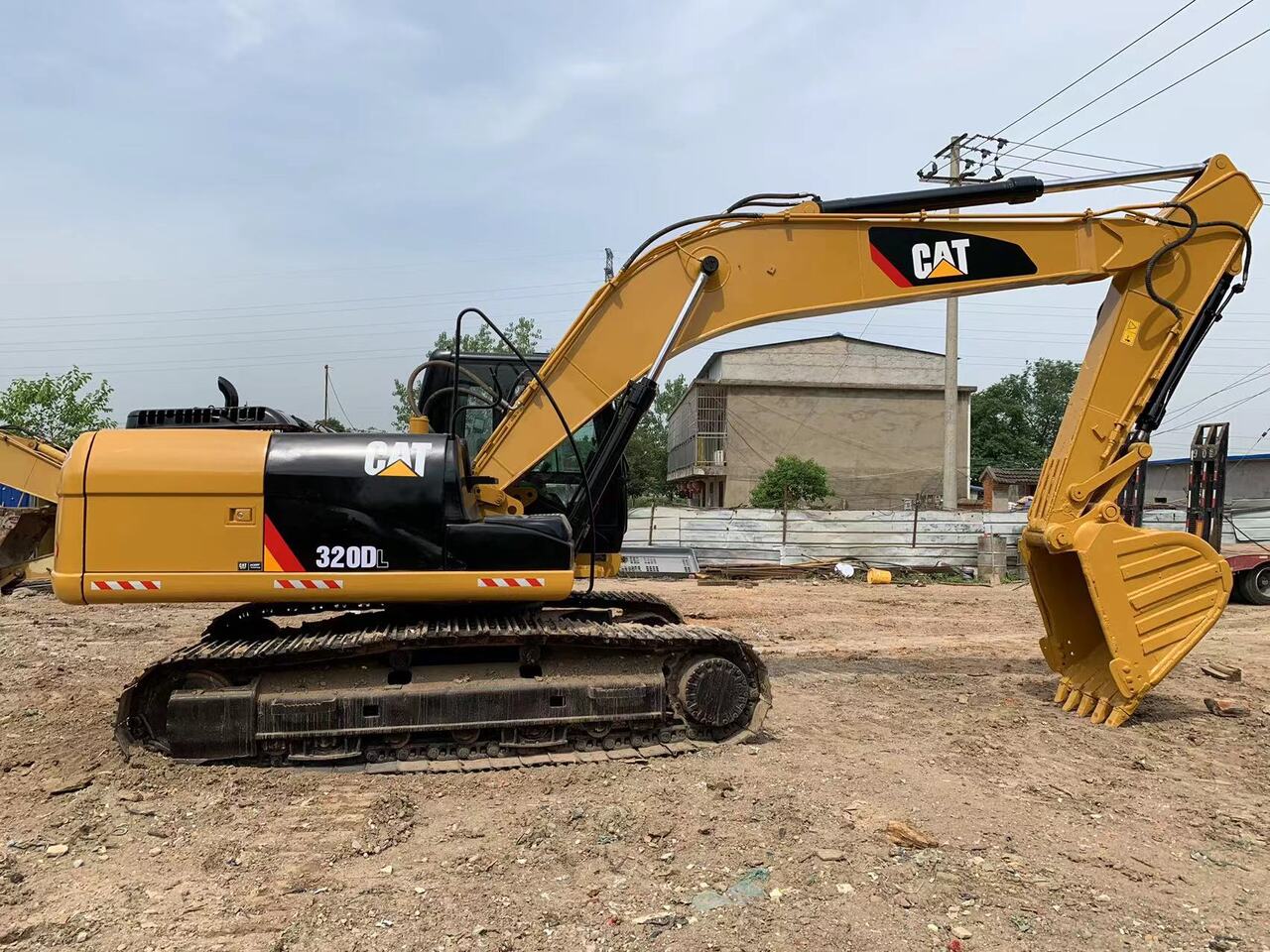 CATERPILLAR 320DL - Excavadora de cadenas: foto 1 CATERPILLAR 320DL - Excavadora de cadenas: foto 1