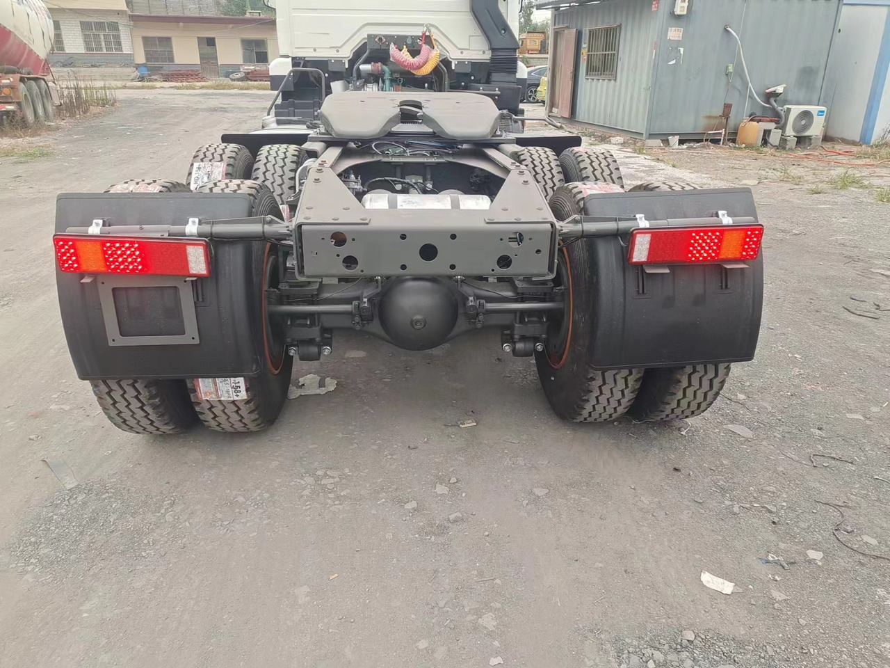 SINOTRUK HOWO 371hp 6X4 Tractor unit - Cabeza tractora: foto 5 SINOTRUK HOWO 371hp 6X4 Tractor unit - Cabeza tractora: foto 5