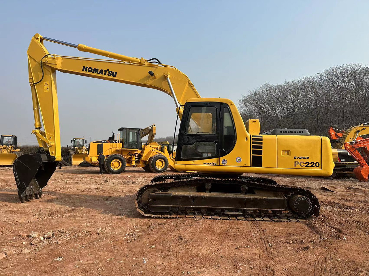 KOMATSU PC220-6 - Excavadora de cadenas: foto 1 KOMATSU PC220-6 - Excavadora de cadenas: foto 1