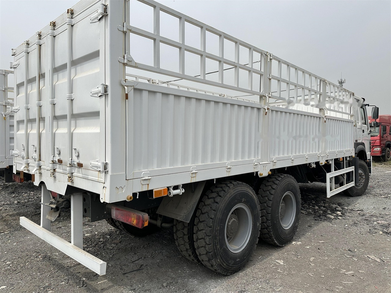 SINOTRUK HOWO 371 Cargo truck - Camión transporte de ganado: foto 3 SINOTRUK HOWO 371 Cargo truck - Camión transporte de ganado: foto 3