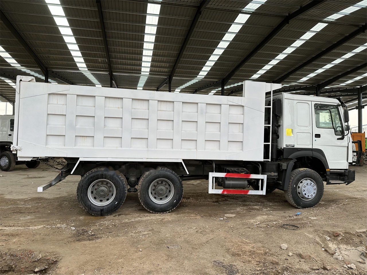 SINOTRUK HOWO 371 Dump Truck - Camión volquete: foto 4 SINOTRUK HOWO 371 Dump Truck - Camión volquete: foto 4