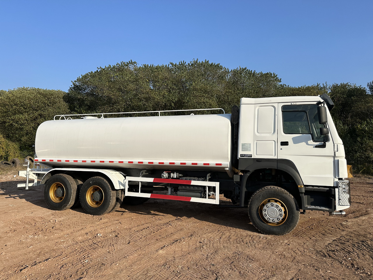 SINOTRUK HOWO 371 Water Tanker Truck - Camión cisterna: foto 3 SINOTRUK HOWO 371 Water Tanker Truck - Camión cisterna: foto 3