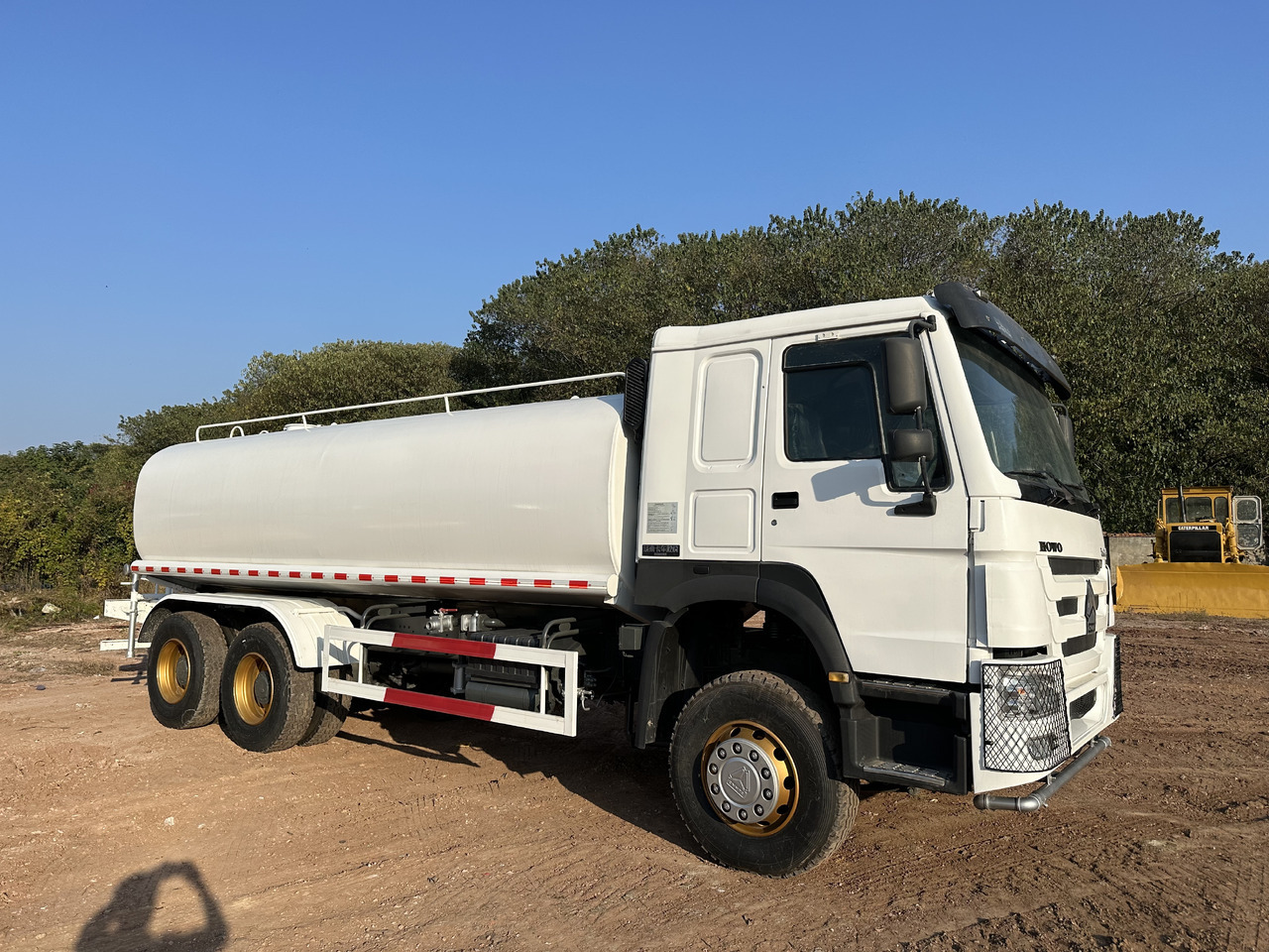 SINOTRUK HOWO 371 Water Tanker Truck - Camión cisterna: foto 3 SINOTRUK HOWO 371 Water Tanker Truck - Camión cisterna: foto 3
