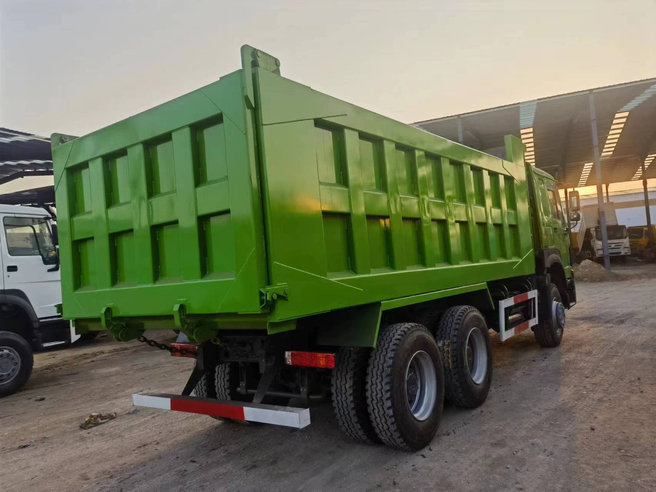 SINOTRUK HOWO 375hp 6X4 - Camión volquete: foto 5 SINOTRUK HOWO 375hp 6X4 - Camión volquete: foto 5