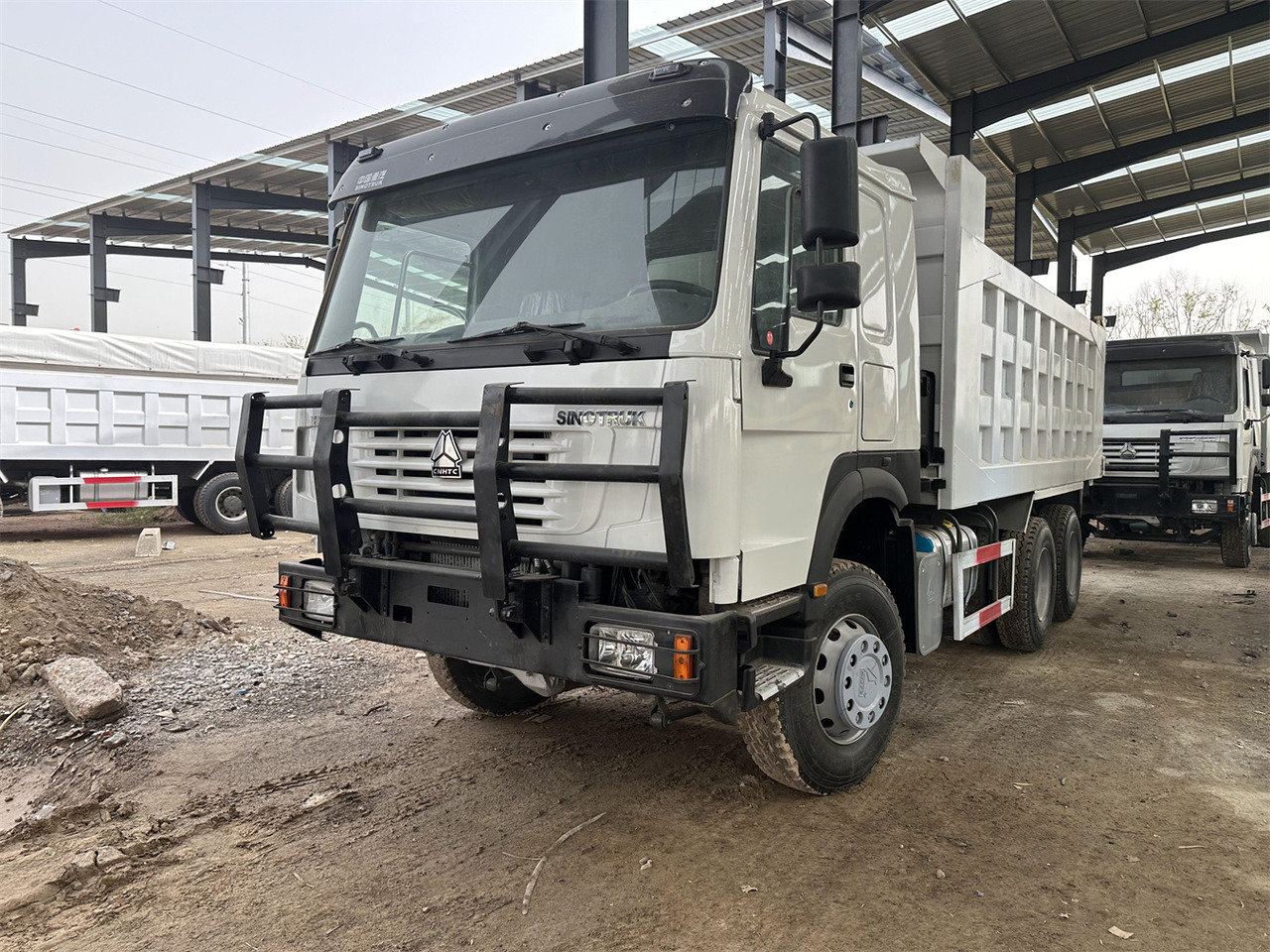 SINOTRUK HOWO Dump truck 371 6x4 - Camión volquete: foto 1 SINOTRUK HOWO Dump truck 371 6x4 - Camión volquete: foto 1