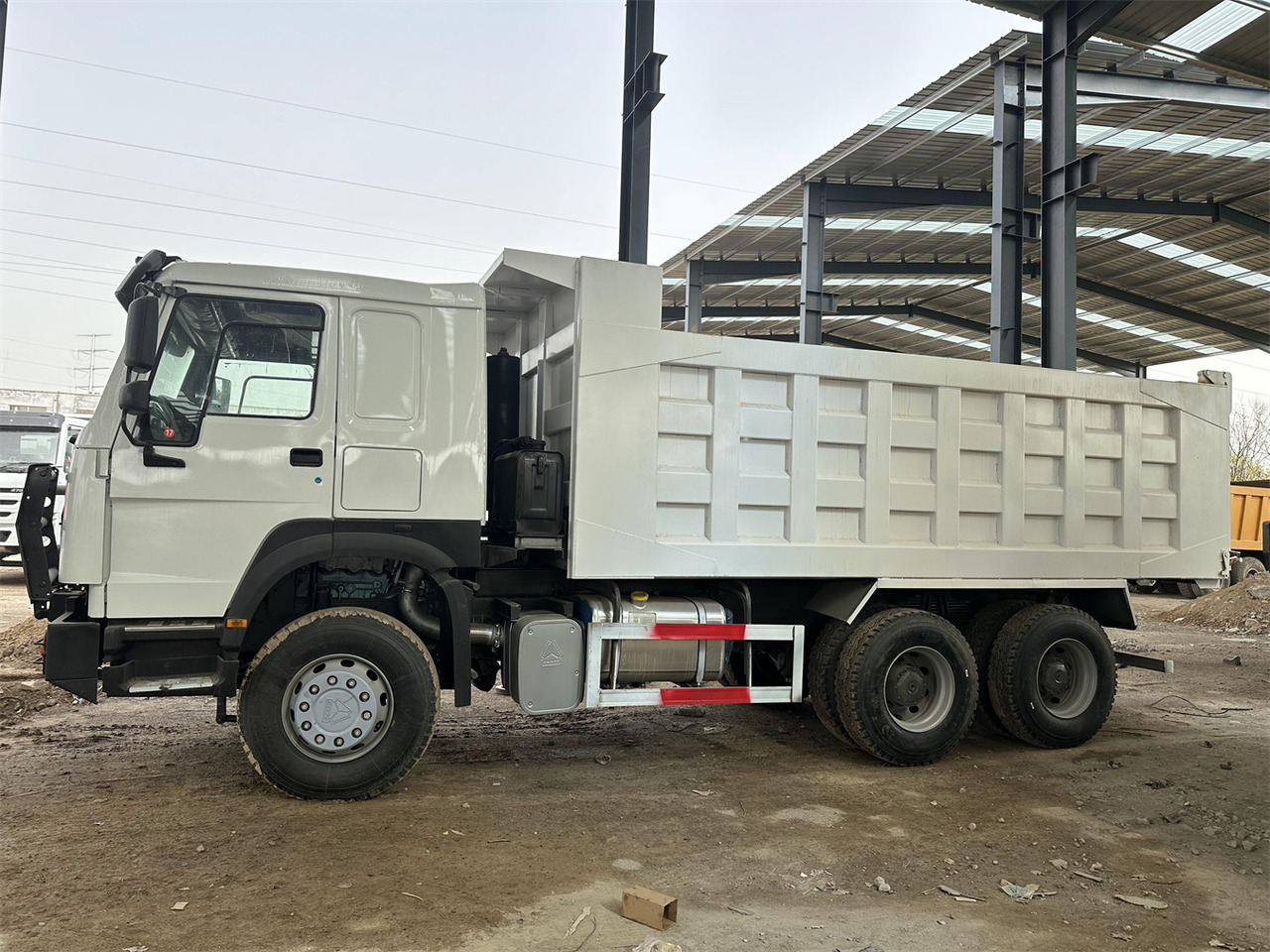 SINOTRUK HOWO Dump truck 371 6x4 - Camión volquete: foto 3 SINOTRUK HOWO Dump truck 371 6x4 - Camión volquete: foto 3