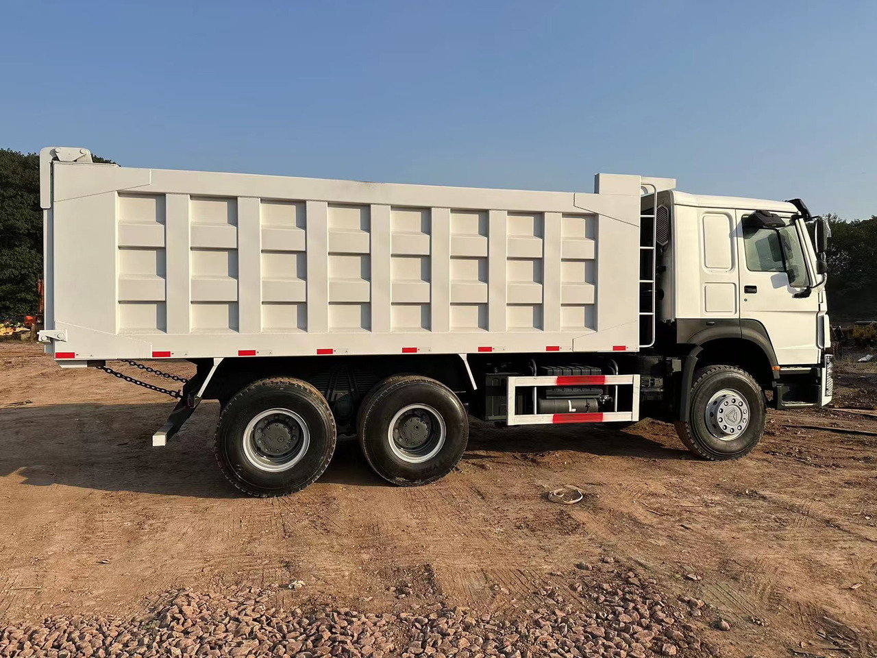 SINOTRUK HOWO HOWO 371 6x4 - Camión volquete: foto 4 SINOTRUK HOWO HOWO 371 6x4 - Camión volquete: foto 4