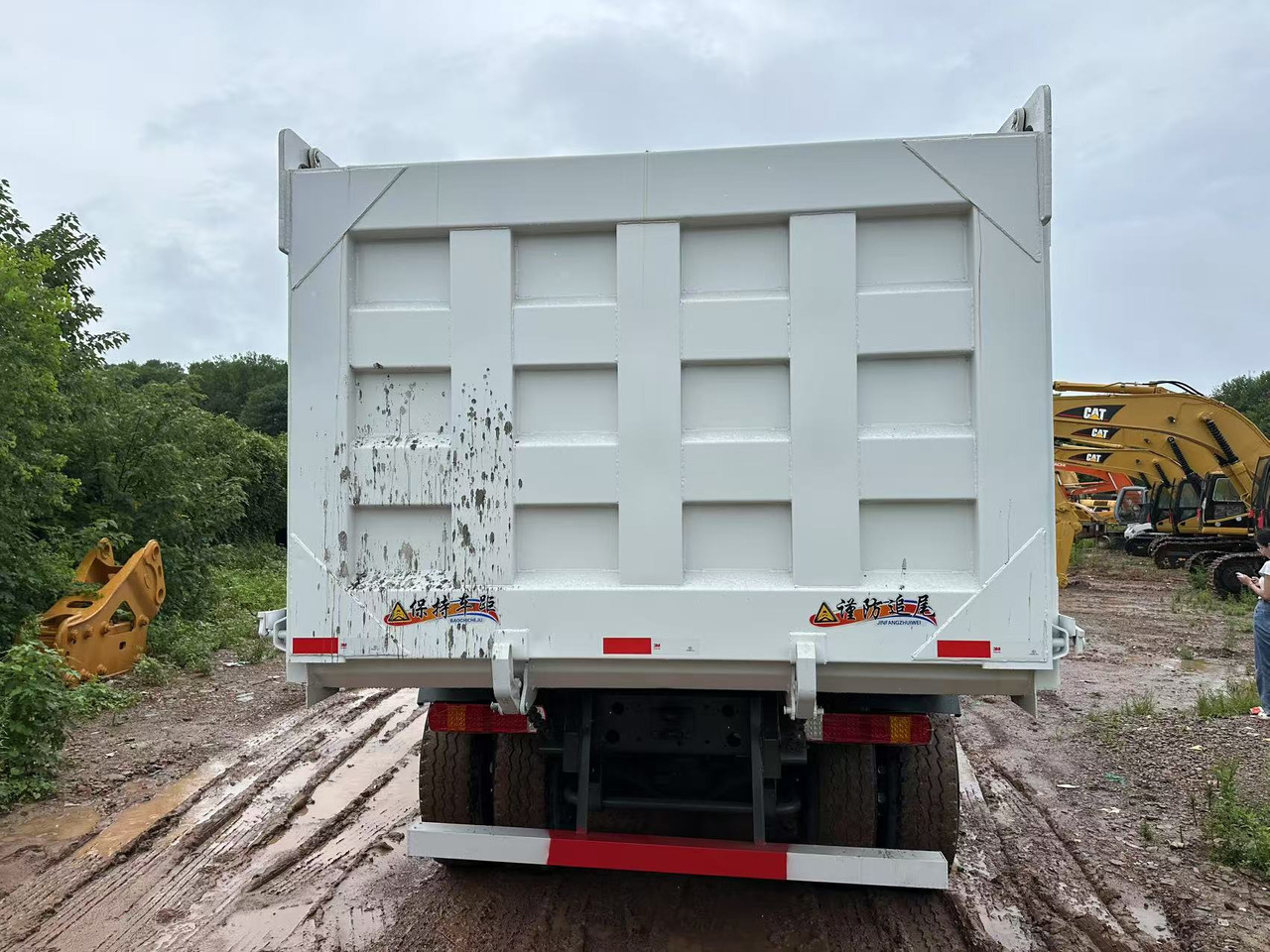 Camión volquete para transporte de materiales áridos Sinotruk HOWO 371hp: foto 10