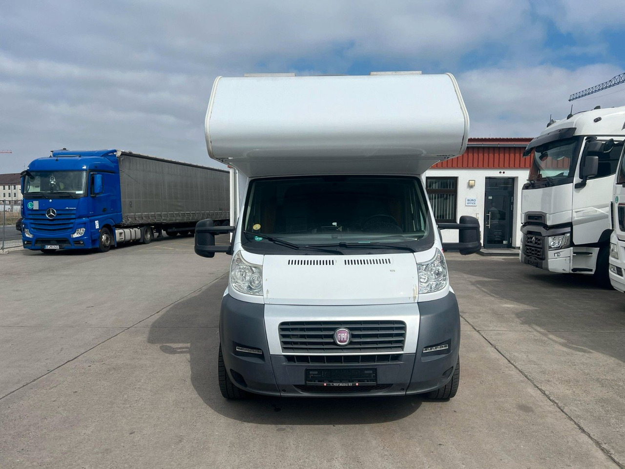Fiat DUCATO 130 MULTIJET *KÜCHE*BAD*SCHLAFBEREICH* - Autocaravana capuchina: foto 2 Fiat DUCATO 130 MULTIJET *KÜCHE*BAD*SCHLAFBEREICH* - Autocaravana capuchina: foto 2