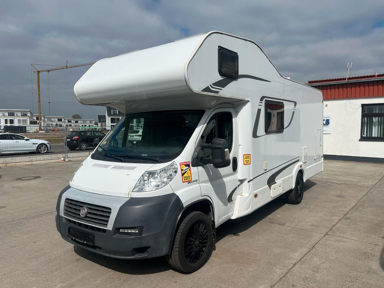 Fiat DUCATO 130 MULTIJET *KÜCHE*BAD*SCHLAFBEREICH* - Autocaravana capuchina: foto 3 Fiat DUCATO 130 MULTIJET *KÜCHE*BAD*SCHLAFBEREICH* - Autocaravana capuchina: foto 3
