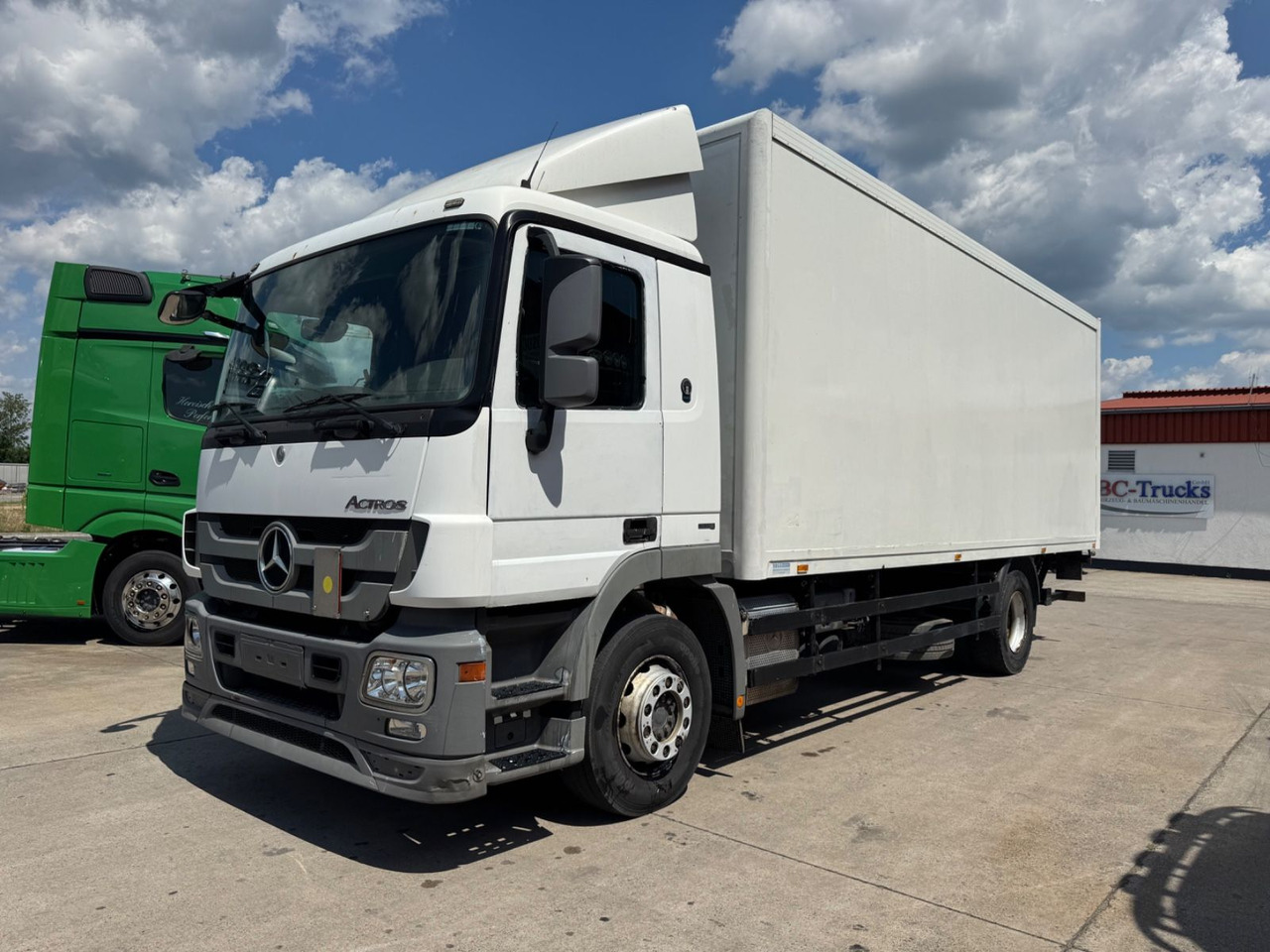 Mercedes-Benz ACTROS 1836*KOFFER*LBW 1,5 T*KLIMA*/ORG KM * - Camión caja cerrada: foto 4 Mercedes-Benz ACTROS 1836*KOFFER*LBW 1,5 T*KLIMA*/ORG KM * - Camión caja cerrada: foto 4