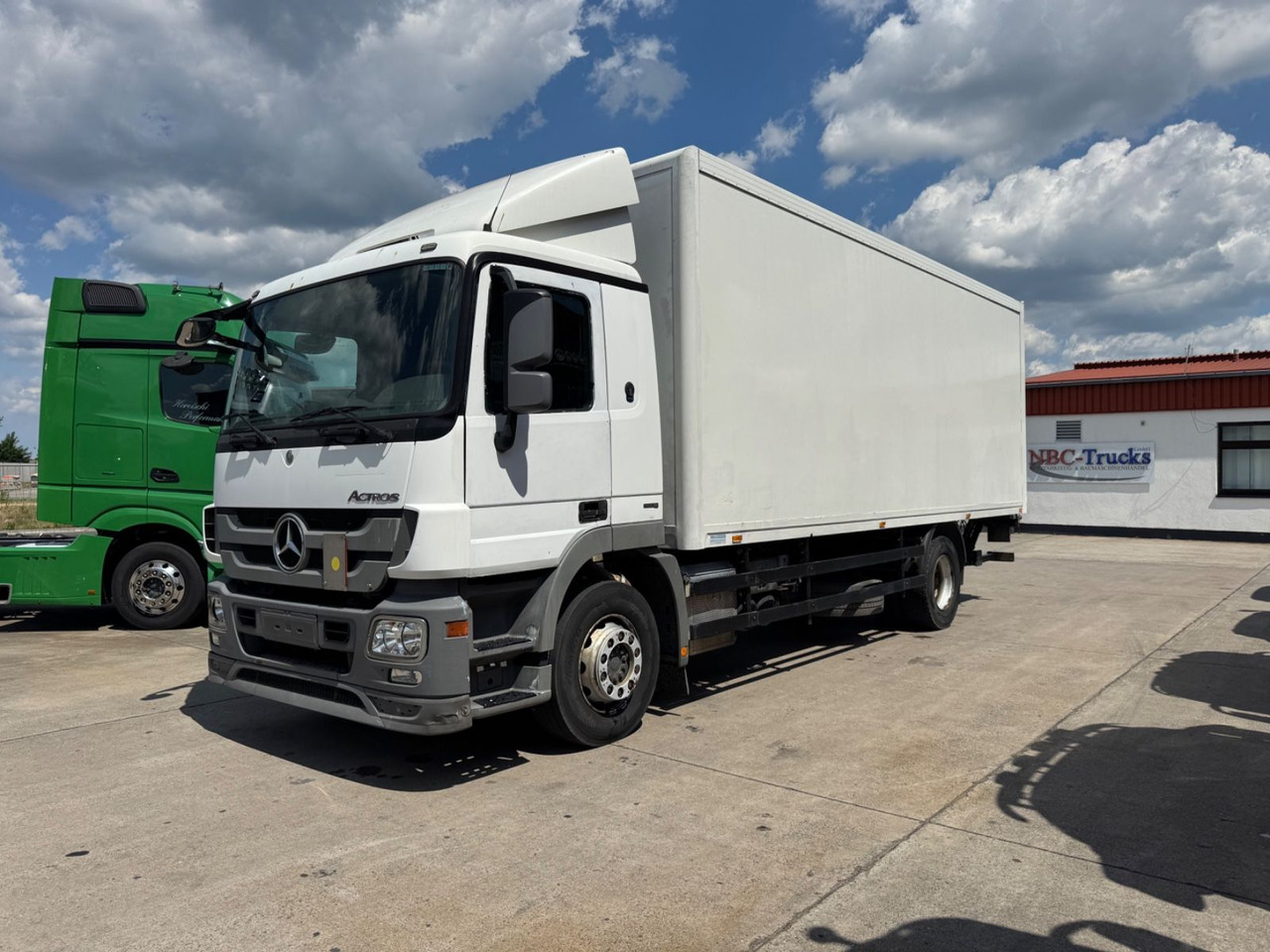 Mercedes-Benz ACTROS 1836*KOFFER*LBW 1,5 T*KLIMA*/ORG KM * - Camión caja cerrada: foto 1 Mercedes-Benz ACTROS 1836*KOFFER*LBW 1,5 T*KLIMA*/ORG KM * - Camión caja cerrada: foto 1