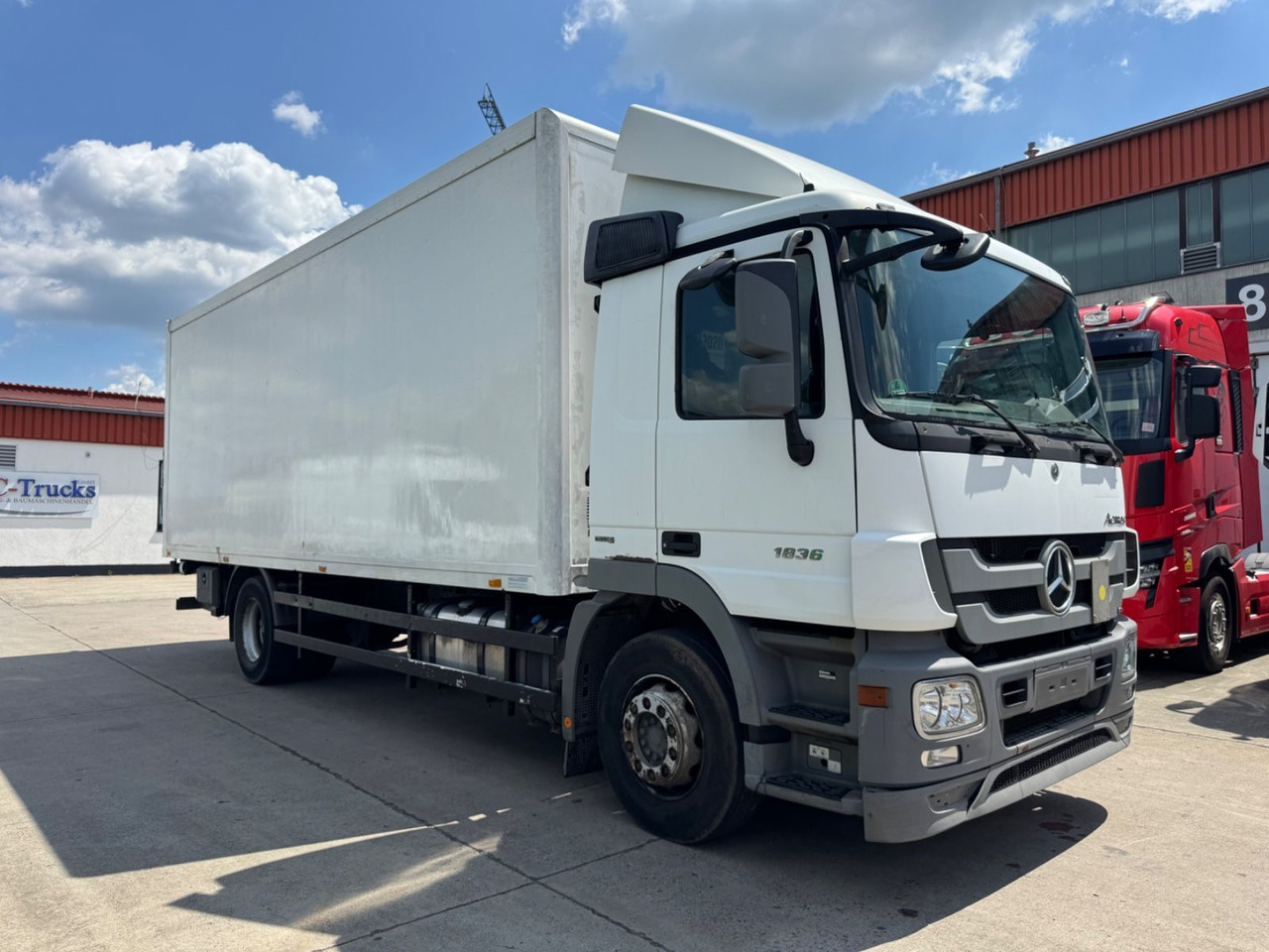 Mercedes-Benz ACTROS 1836*KOFFER*LBW 1,5 T*KLIMA*/ORG KM * - Camión caja cerrada: foto 2 Mercedes-Benz ACTROS 1836*KOFFER*LBW 1,5 T*KLIMA*/ORG KM * - Camión caja cerrada: foto 2