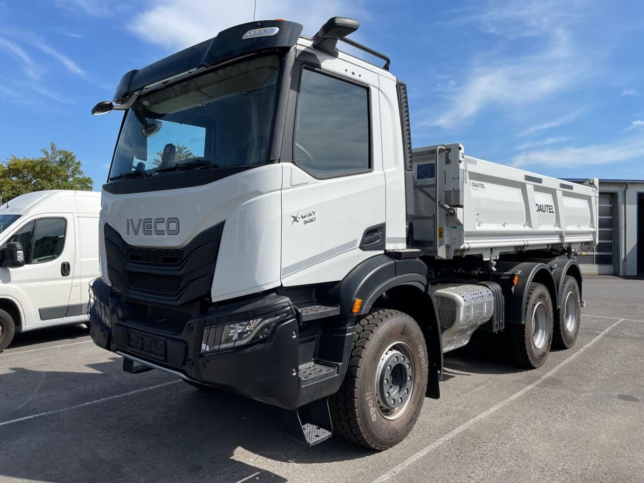 Iveco X-Way AD300X54Z HR OFF - Camión volquete: foto 1 Iveco X-Way AD300X54Z HR OFF - Camión volquete: foto 1
