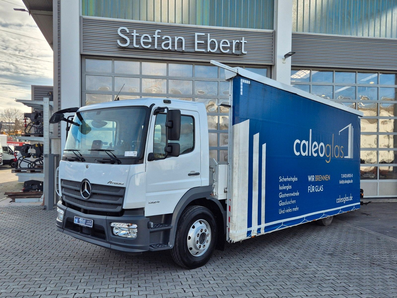 Mercedes-Benz Atego 1324 L Glaswand Heckkran PK10002 SH Funk - Camión, Camión grúa: foto 1 Mercedes-Benz Atego 1324 L Glaswand Heckkran PK10002 SH Funk - Camión, Camión grúa: foto 1