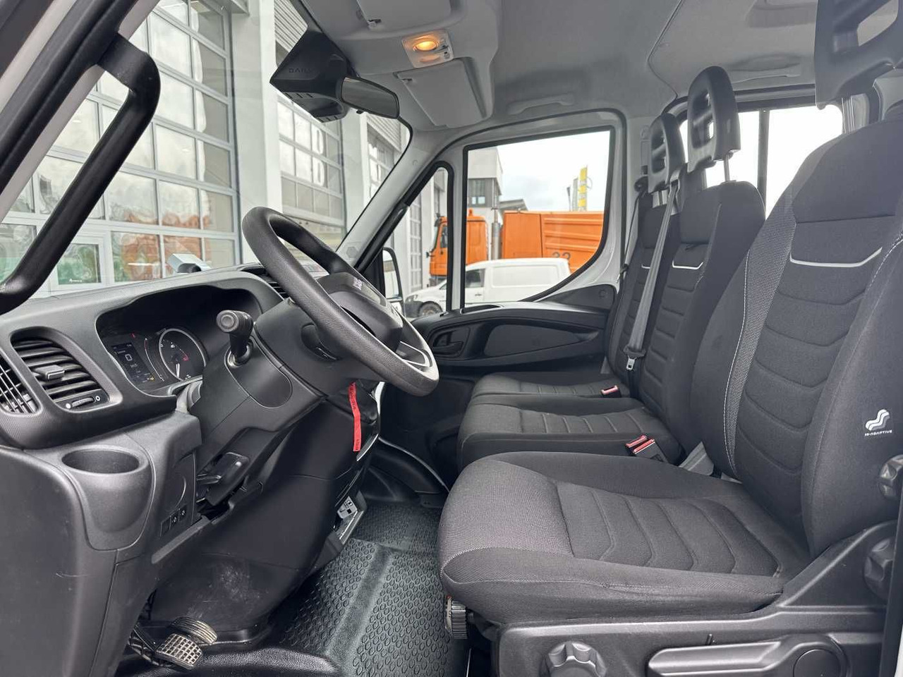 Furgoneta basculante Iveco 70C18H 3-S.Kipper *R.3750mm*7Sitze*AHK*: foto 9 Furgoneta basculante Iveco 70C18H 3-S.Kipper *R.3750mm*7Sitze*AHK*: foto 9