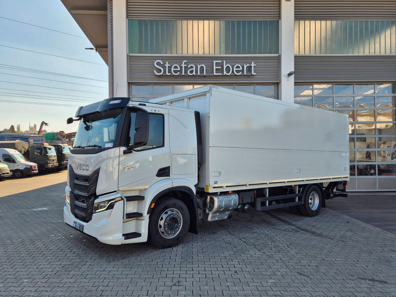 Iveco AT190S40/FP Böse Schwenkwand LBW AHK - Camión caja cerrada: foto 3 Iveco AT190S40/FP Böse Schwenkwand LBW AHK - Camión caja cerrada: foto 3