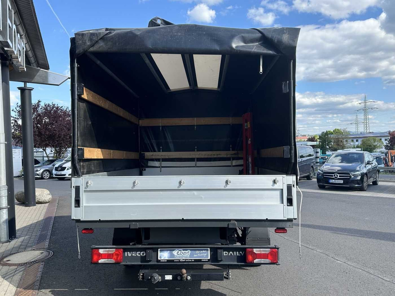 Iveco Daily 35S14 Pritsche+Plane *AHK*Ladekran*7-Sitze - Furgoneta caja abierta: foto 4 Iveco Daily 35S14 Pritsche+Plane *AHK*Ladekran*7-Sitze - Furgoneta caja abierta: foto 4