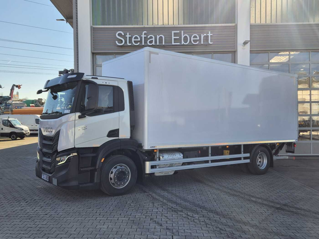 Iveco S-Way AD190S40/P Junge AHK LBW 2.000kg - Camión caja cerrada: foto 3 Iveco S-Way AD190S40/P Junge AHK LBW 2.000kg - Camión caja cerrada: foto 3