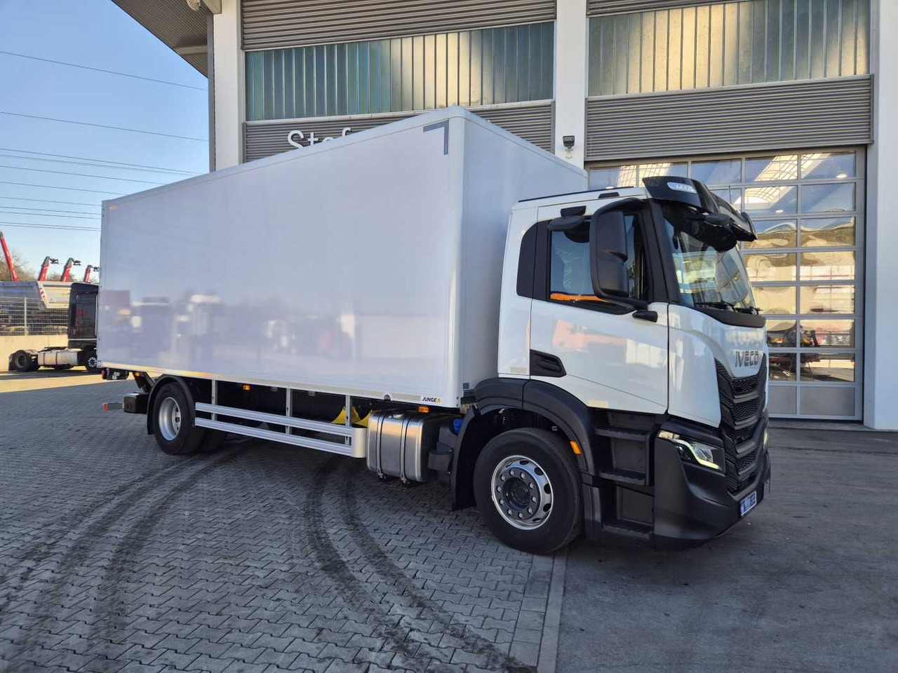 Iveco S-Way AD190S40/P Junge AHK LBW 2.000kg - Camión caja cerrada: foto 4 Iveco S-Way AD190S40/P Junge AHK LBW 2.000kg - Camión caja cerrada: foto 4