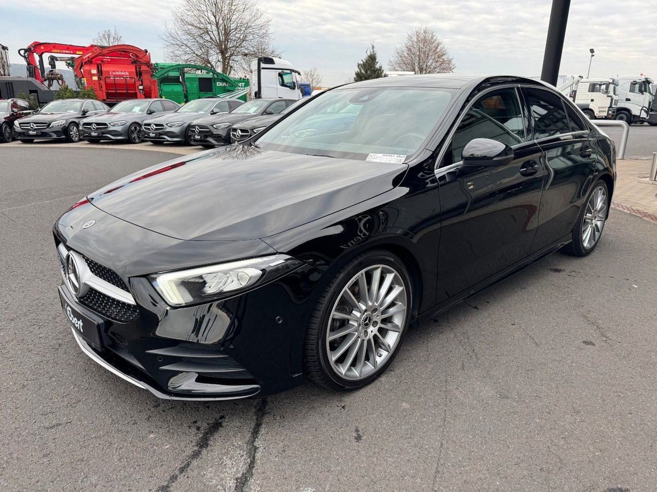 Mercedes-Benz A 200 AMG 19"+Ambiente+R-Kamera+Pano+LED+MBUX - Sedan: foto 2 Mercedes-Benz A 200 AMG 19"+Ambiente+R-Kamera+Pano+LED+MBUX - Sedan: foto 2