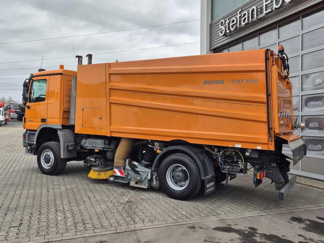 Barredora vial Mercedes-Benz Actros 2032 A 4x4 Bucher STKF 9500 Airport 30x: foto 14