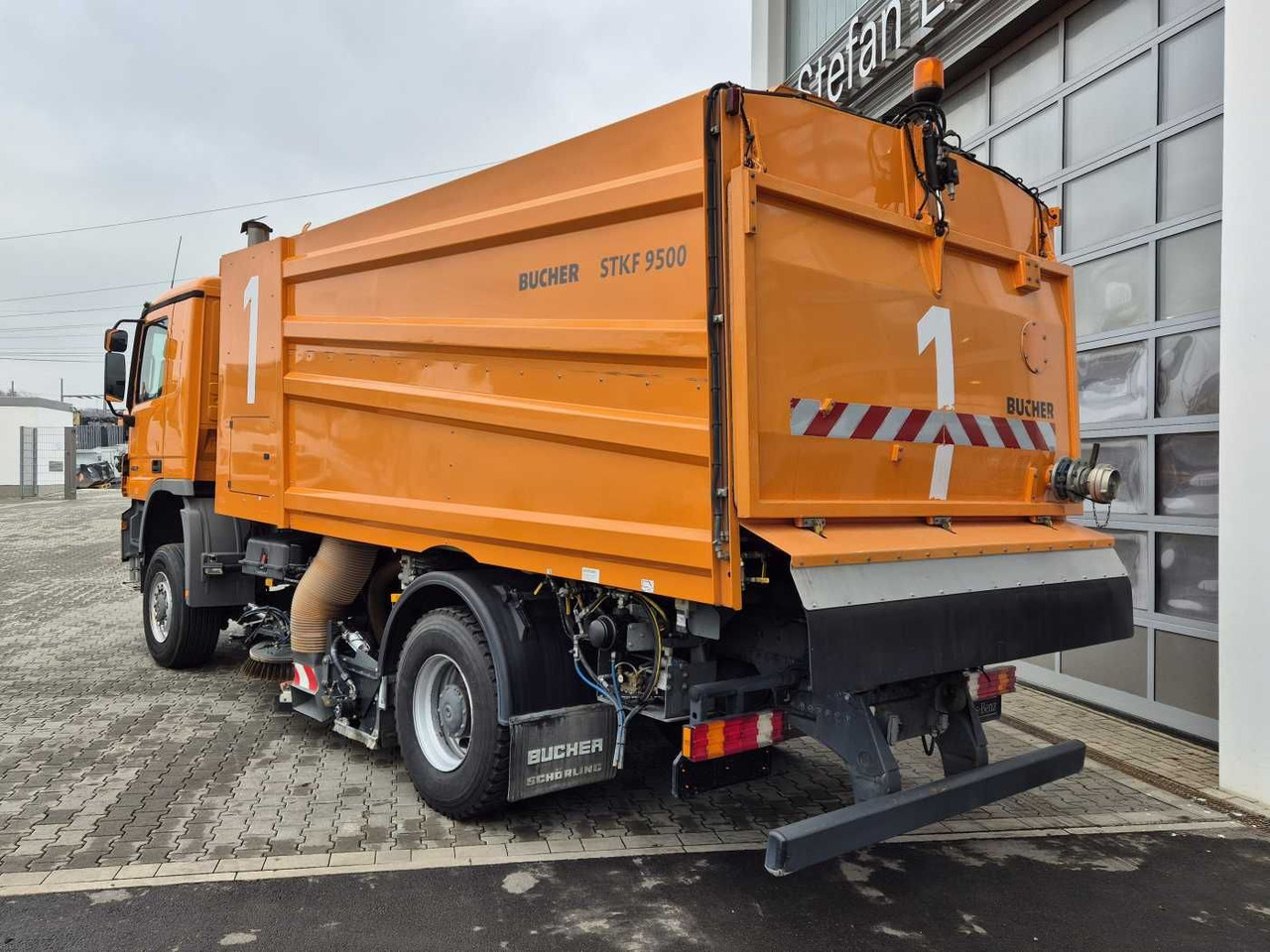 Barredora vial Mercedes-Benz Actros 2032 A 4x4 Bucher STKF 9500 Airport: foto 6